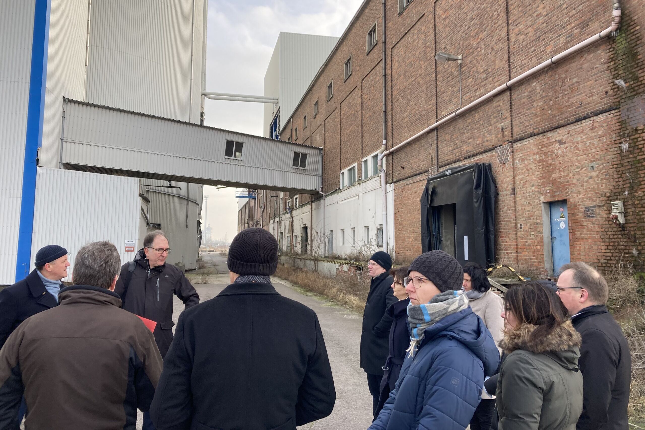 Vertreter:innen von Bund, Ländern und CTC besichtigen gemeinsam das Gelände der alten Zuckerfabrik in Delitzsch, den künftigen Standort des Center for the Transformation of Chemistry.