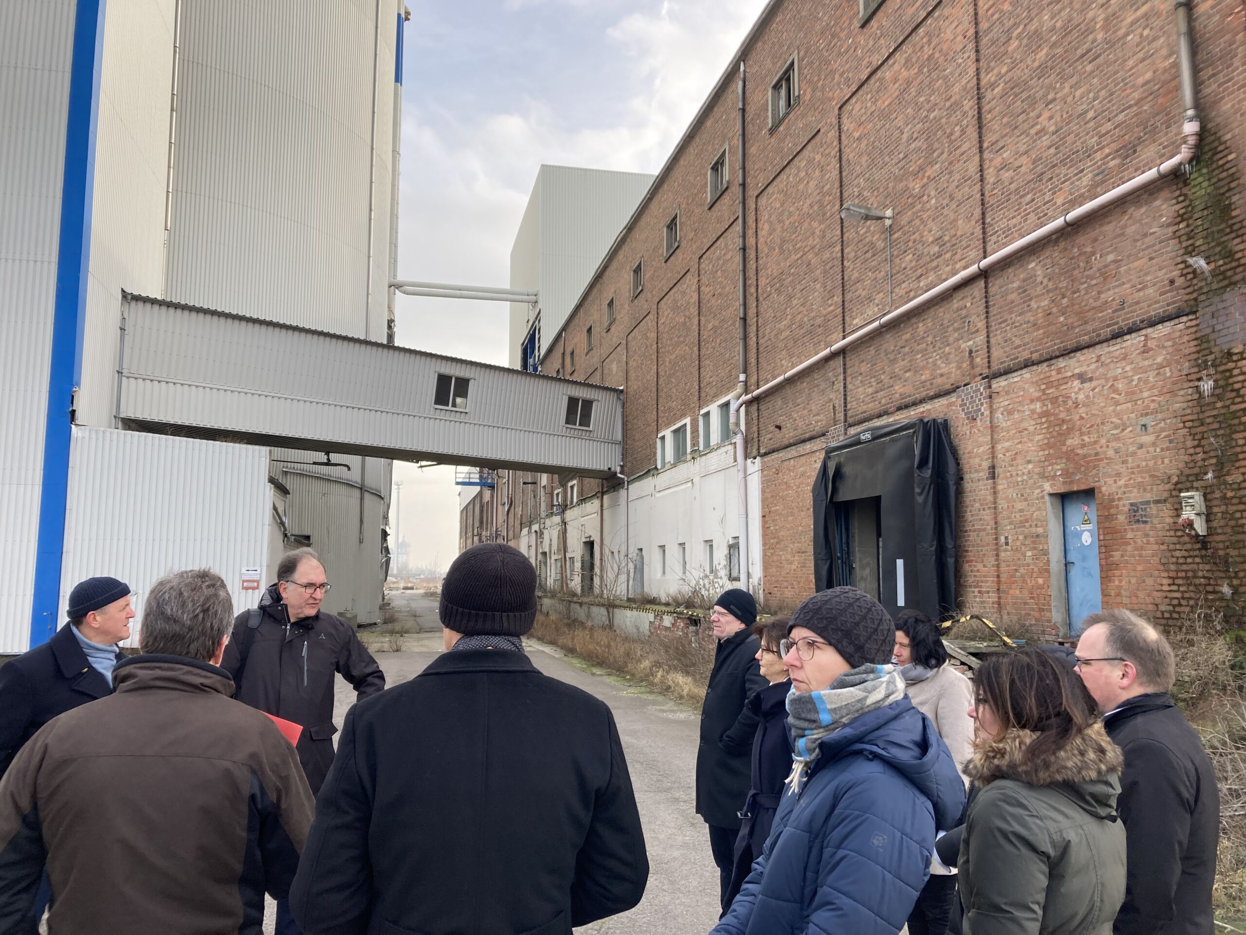 Ortsbegehung in Delitzsch Vertreter:innen von Bund, Ländern und CTC besichtigen gemeinsam das Gelände der alten Zuckerfabrik in Delitzsch, den künftigen Standort des Center for the Transformation of Chemistry.