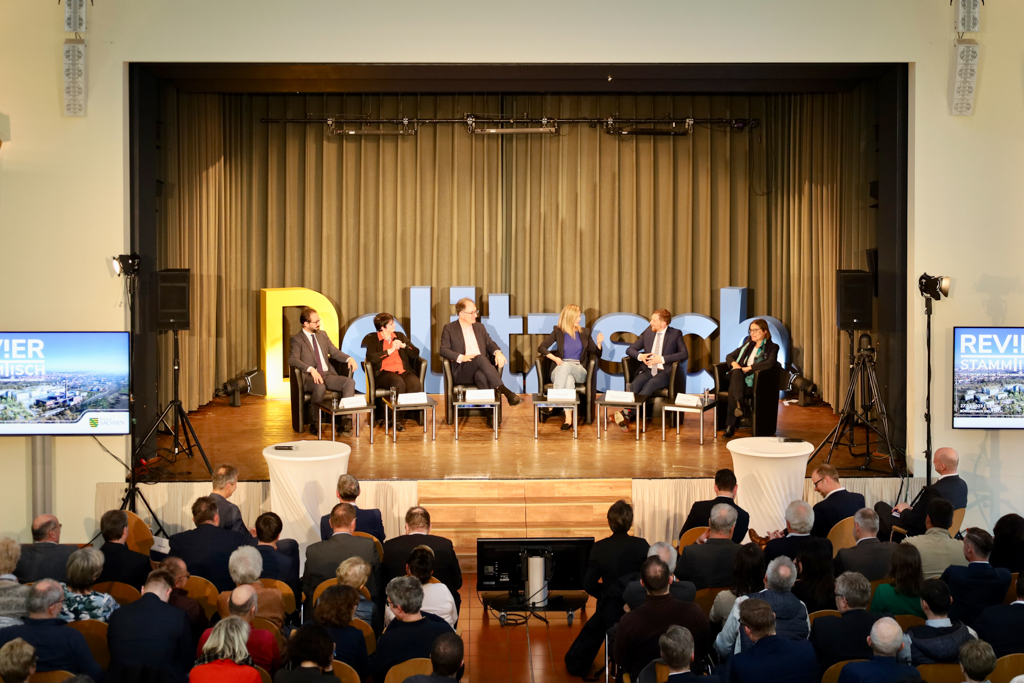 Auf dem Podium saßen Sachsens Wissenschaftsminister Sebastian Gemkow, Dr. Jutta Matreux von der Wacker Chemie AG in Nünchritz, Professor Peter Seeberger, Max-Planck-Direktor und CTC-Initiator, MDR-Moderatorin Wiebke Binder, Sachsens Ministerpräsident Michael Kretschmer und Barbara Meyer vom sächsischen Regionalministerium