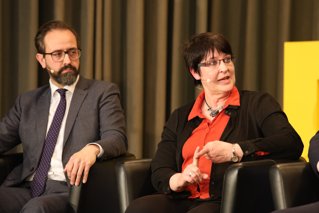 Sachsens Wissenschaftsminister Sebastian Gemkow und Dr. Jutta Matreux von der Wacker Chemie AG