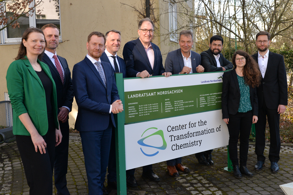Ministerpräsident, Landrat und OBM zu Besuch beim CTC Ministerpräsident Michael Kretschmer, Landrat Kai Emanuel und Oberbürgermeister Dr. Manfred Wilde mit den ersten CTC-Mitarbeitenden am CTC-Interim in Delitzsch.