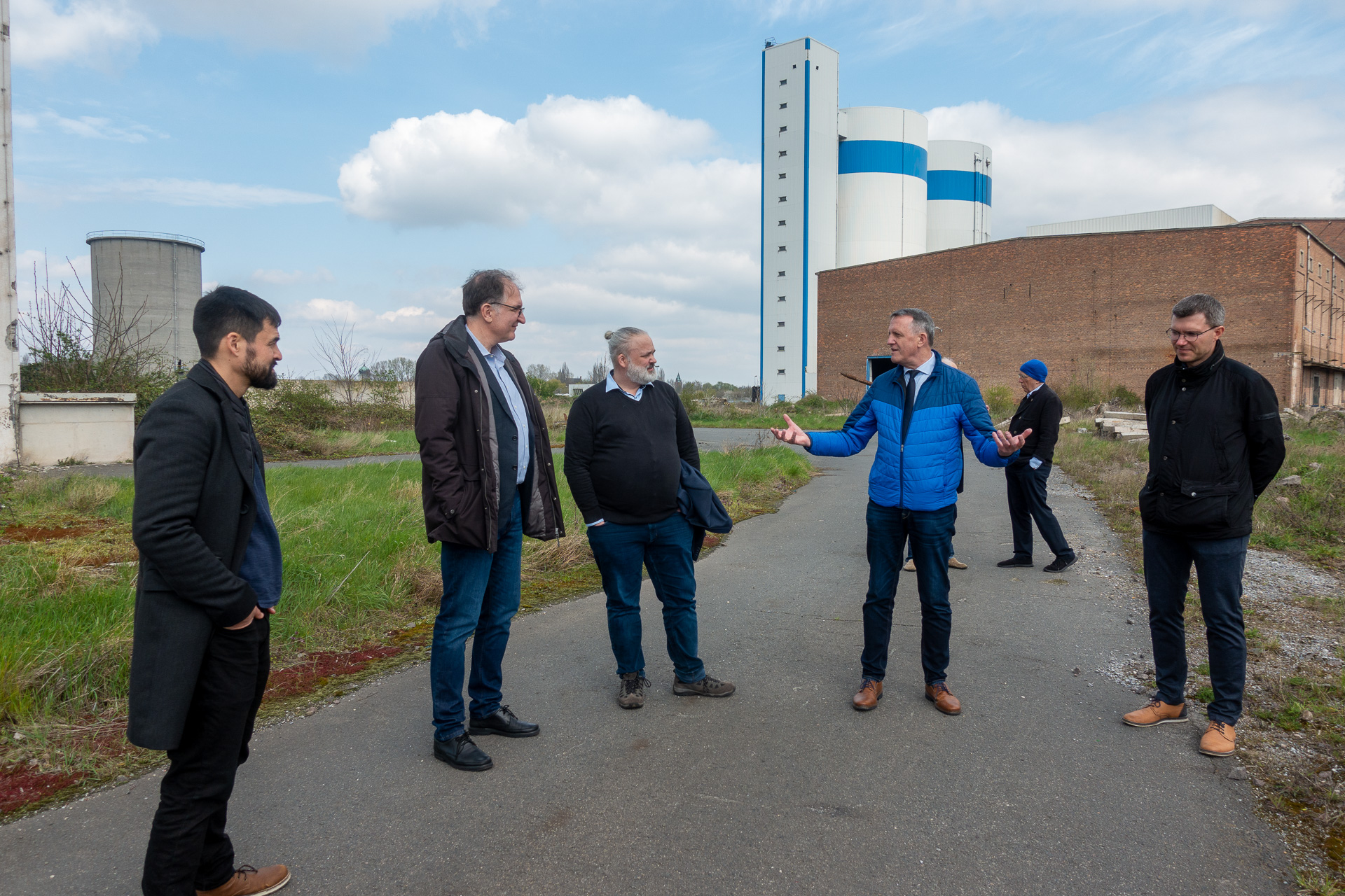 230417_CTC-Kickoff_08747 Dr. Matthew Plutschack, Prof. Peter Seeberger, Prof. Jan J. Weigand, Dr. Manfred Wilde, Prof. Reinhard Pöllath und Alexander Lorenz bei der Begehung des Zuckerfabrik-Geländes