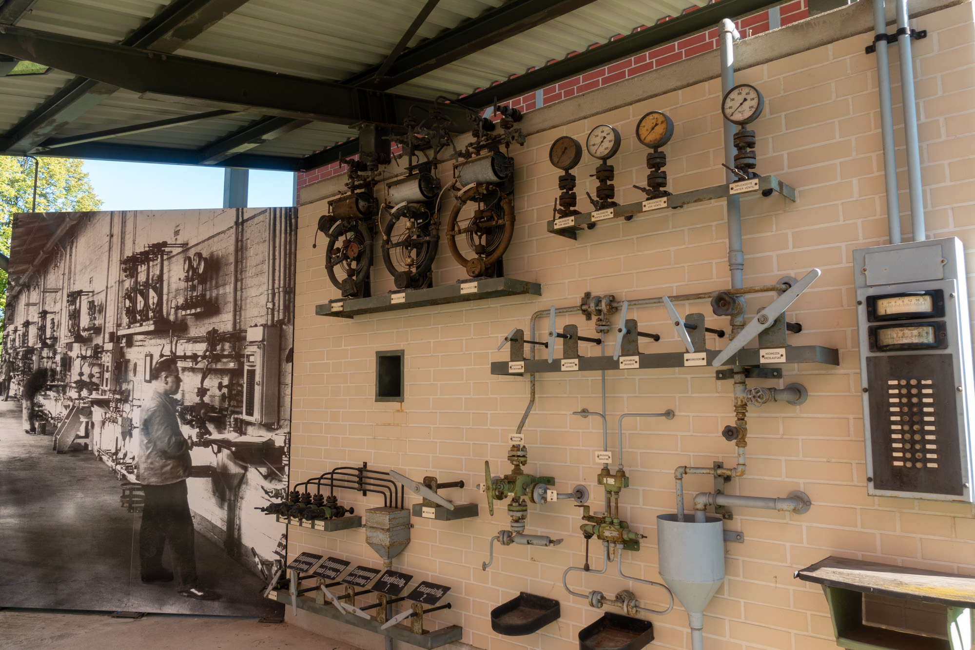 230926_Chemie-Museum_08900-2 Wiederaufgebaute Spindelwand der Ammoniak-Synthesekammer im Chemie-Museum Merseburg