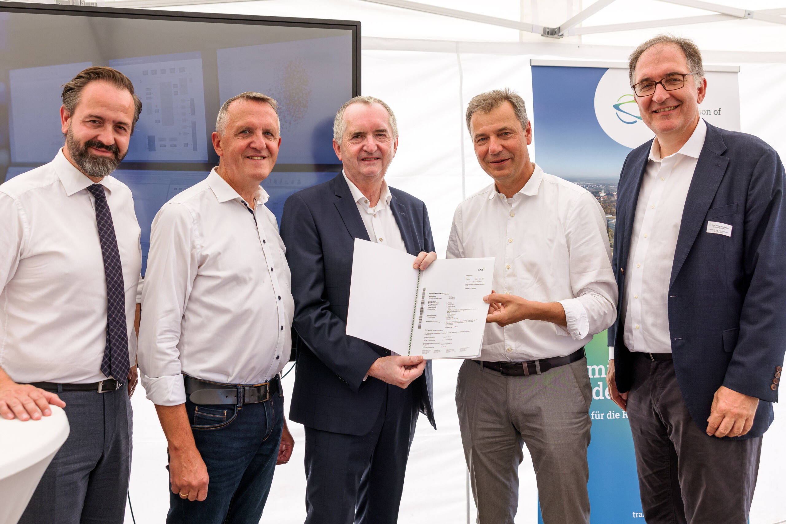 Übergabe des Fördermittelbescheids von Regionalentwicklungsminister Schmidt an den nordsächsischen Landrat Kai Emanuel Übergabe des Fördermittelbescheids von Regionalentwicklungsminister Schmidt an den nordsächsischen Landrat Kai Emanuel