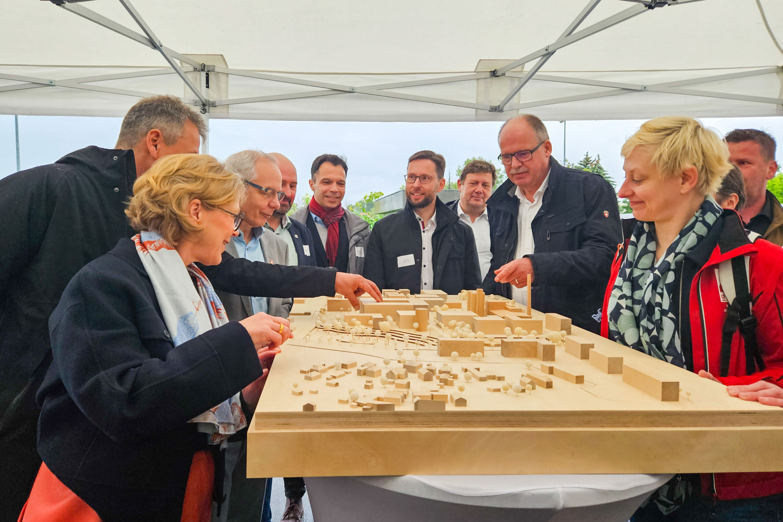 Wie wird das Center for the Transformation of Chemistry die Chemie und die Region verändern? Darüber informierte sich eine DGB-Delegation Ende Mai beim Besuch des zukünftigen CTC-Campus in Delitzsch.