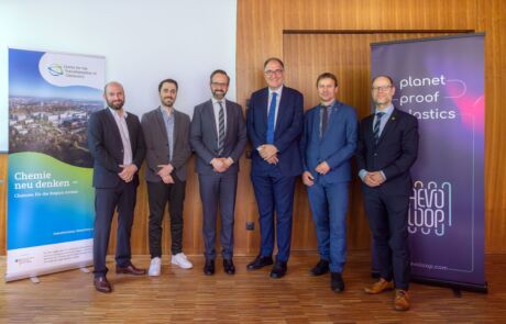 Gruppenfoto aveoloop/CTC Gruppenfoto v.l.n.r. Philipp Keßler (CEO & Co-Founder aevoloop), Dr. Manuel Häußler (Gruppenleiter am CTC und aevoloop CSO & Co-Founder), Wissenschaftsminister Sebastian Gemkow, Prof. Dr. Dr. hc. Peter Seeberger (CTC-Gründungsdirektor), Holger Mann (MdB), Clemens Schülke (Wirtschaftsbürgermeister Leipzig)