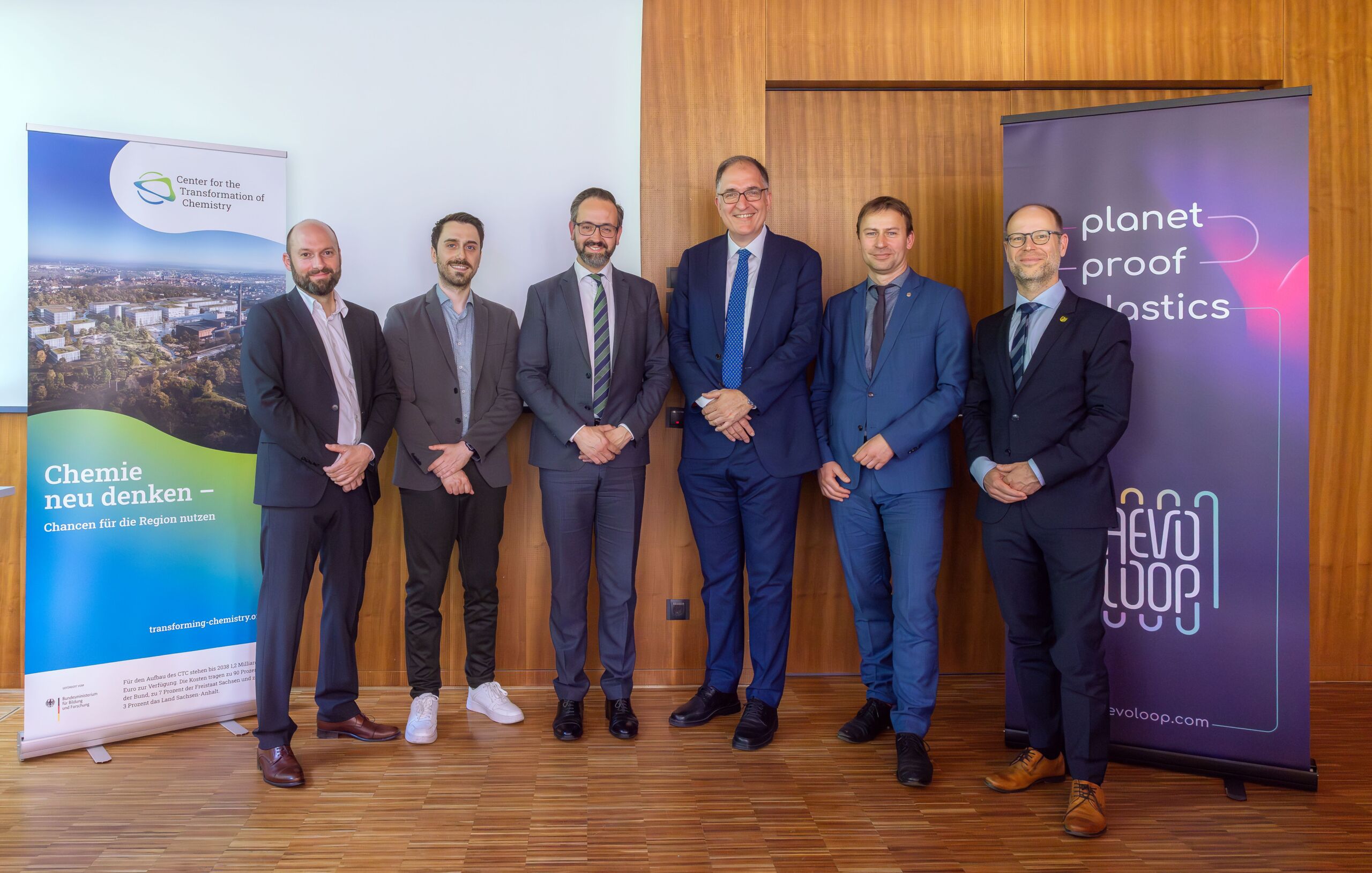 Gruppenfoto v.l.n.r. Philipp Keßler (CEO & Co-Founder aevoloop), Dr. Manuel Häußler (Gruppenleiter am CTC und aevoloop CSO & Co-Founder), Wissenschaftsminister Sebastian Gemkow, Prof. Dr. Dr. hc. Peter Seeberger (CTC-Gründungsdirektor), Holger Mann (MdB), Clemens Schülke (Wirtschaftsbürgermeister Leipzig)